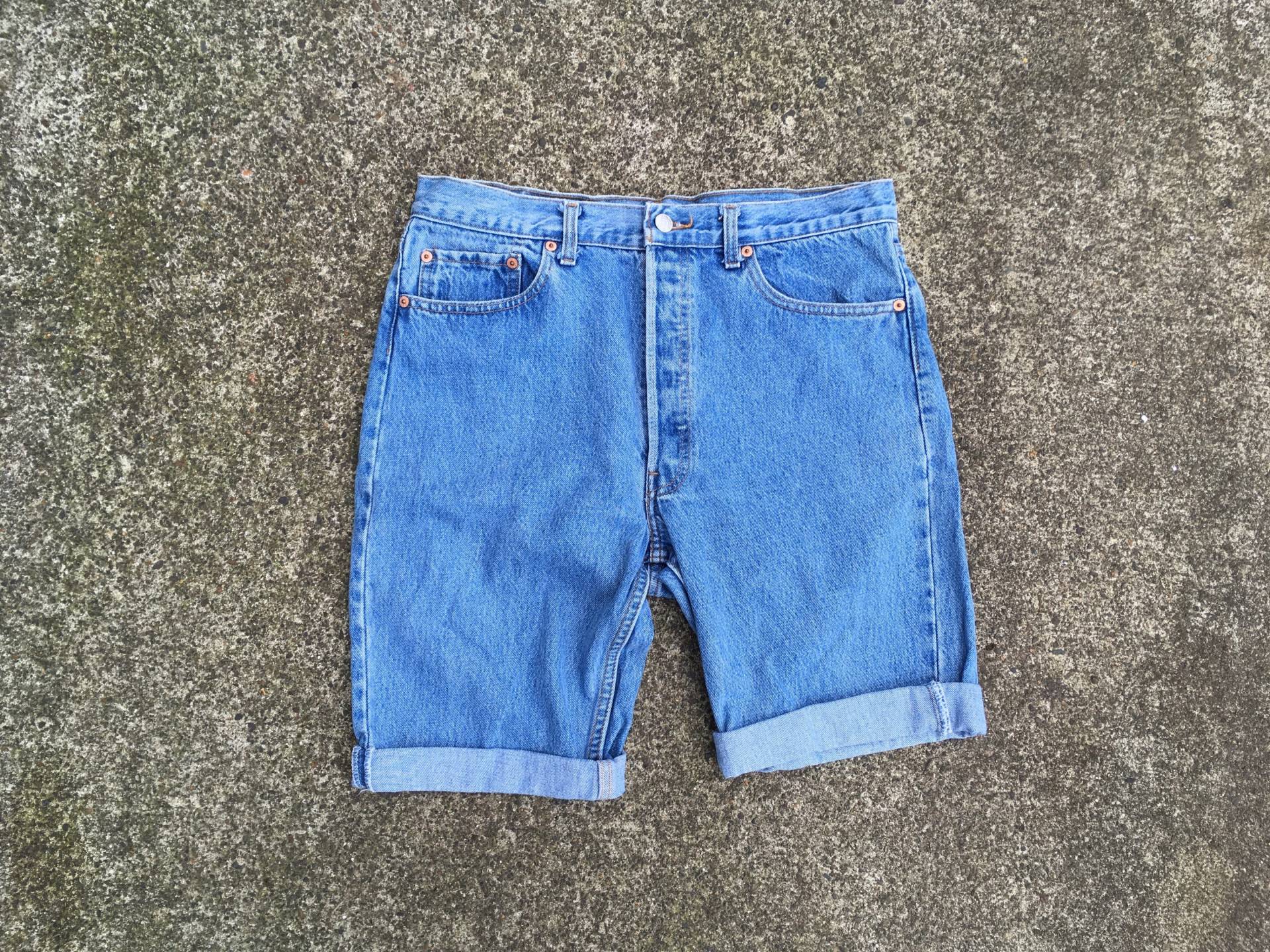 34 Levis 501 Cut Offs Jeansshorts Blau Jeans Kurz Ausgefranst Rollsaum Bündchen Cuffed 33 35 Medium Blue Made in Usa America American von HypnoticaVintage