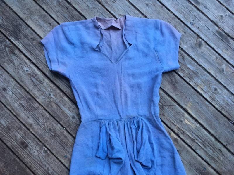 Verkauf 1940Er Jahre Kleid Lavendel Crepe Licht Blass Blau 40Er Extra Kleine Rayon Lila V Hals Mütze Ärmel Schlanke Passform Midi Xs Antik Echte von HypnoticaVintage