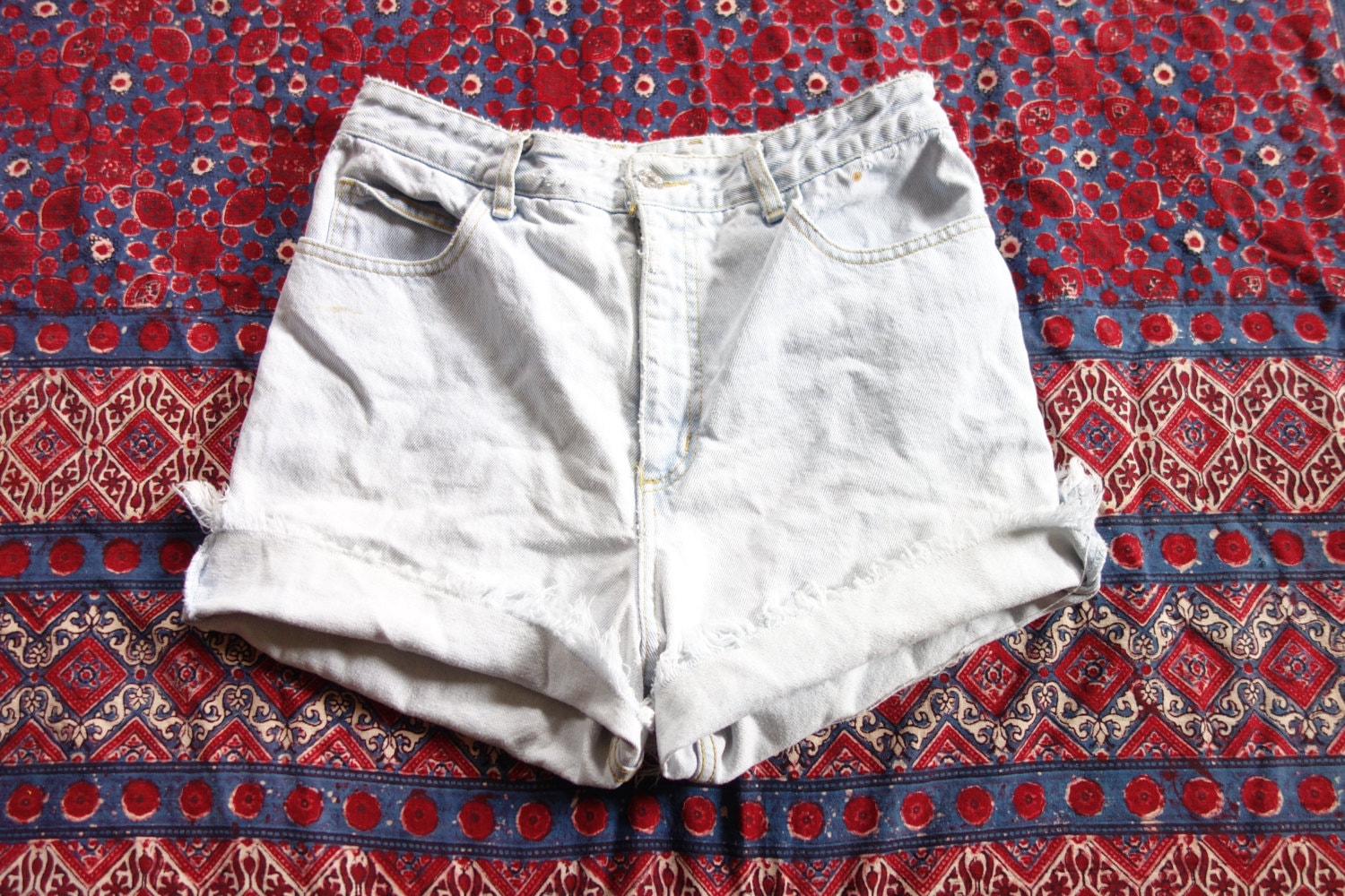 Verkauf 31 Guess Hohe Taille Jean Shorts Mom 30 32 Verblasst Hellblau Weiß Gebleicht Made in Usa Amerika American 4 5 6 7 8 9 Abgeschnitten von HypnoticaVintage