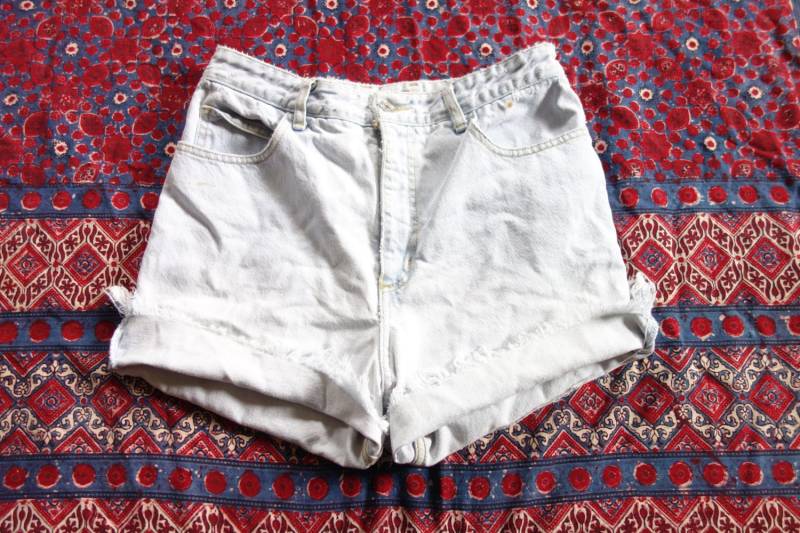 Verkauf 31 Guess Hohe Taille Jean Shorts Mom 30 32 Verblasst Hellblau Weiß Gebleicht Made in Usa Amerika American 4 5 6 7 8 9 Abgeschnitten von HypnoticaVintage