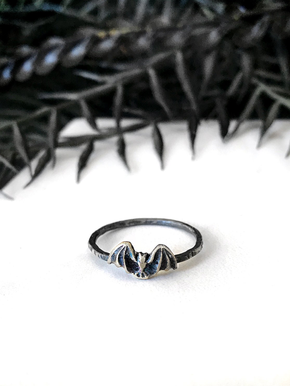 Winziger Fledermaus Ring - Zierlicher Silber Flügel Schmuck Gothic Handgemachter Hexen Vampir von Hypnovamp