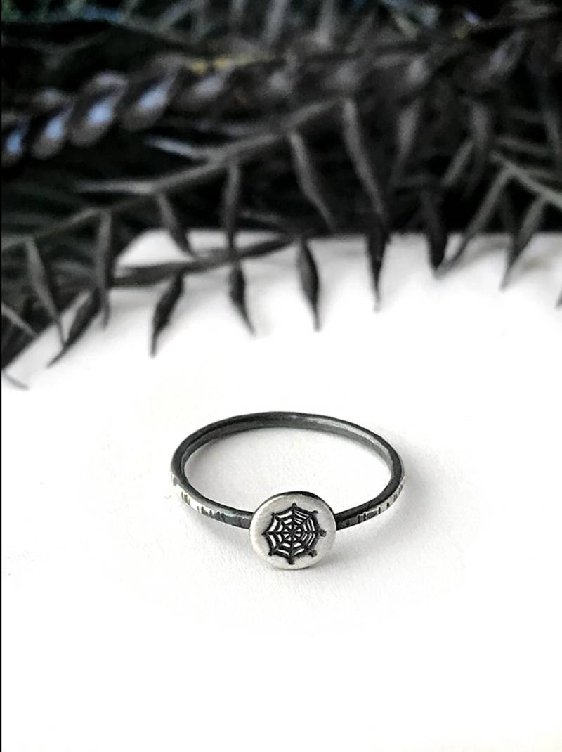 Zierlicher Silber Spinnennetz Ring - Handgemachter Schmuck Winziger Gothic Spinnen Halloween von Hypnovamp