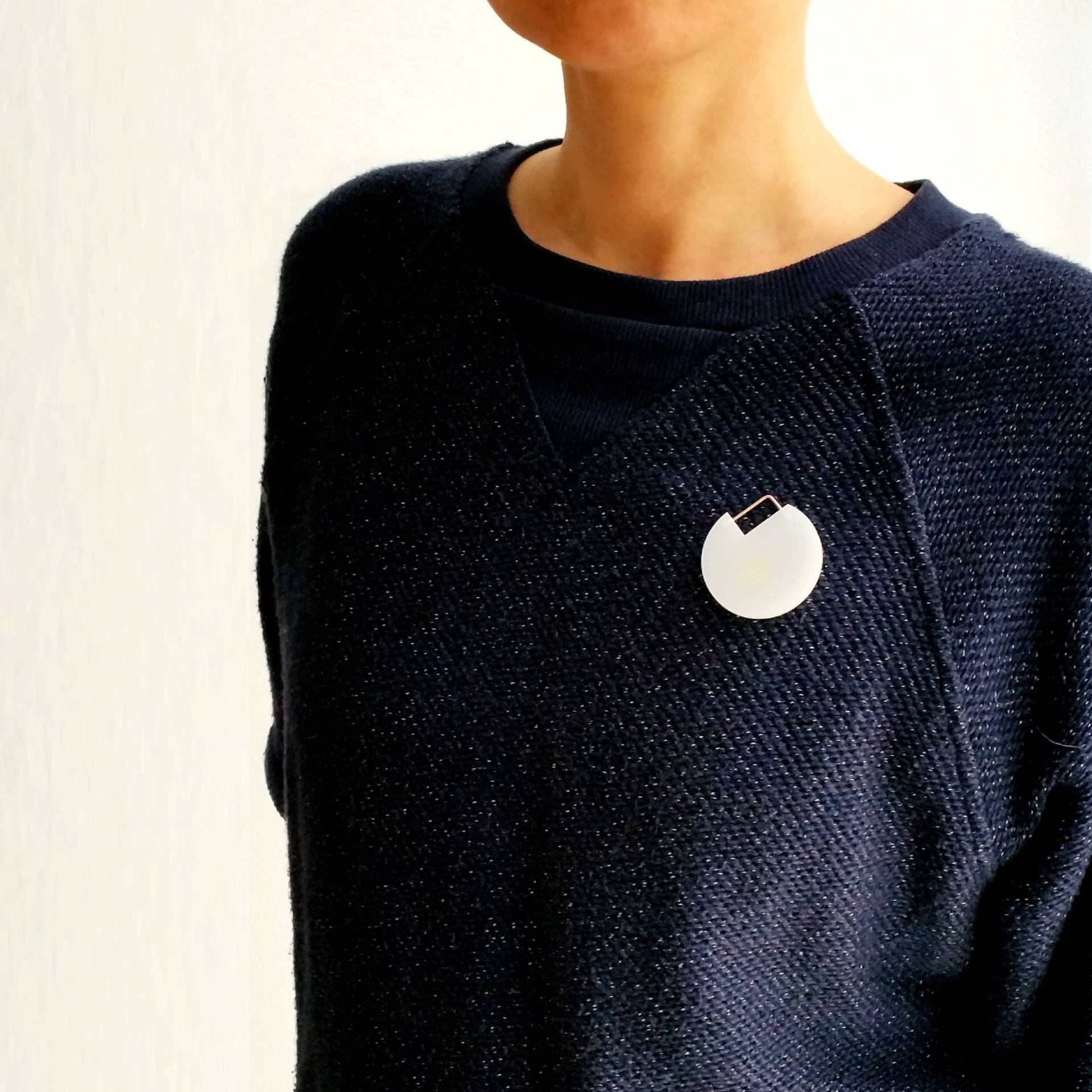 Cutout Brosche Bw | Schwarze Brosche, Weiße Minimalistisch, Gold, Modern, Broschennadel, Statement Schmuck, Kreis Moderner Schmuck von HyworksLA