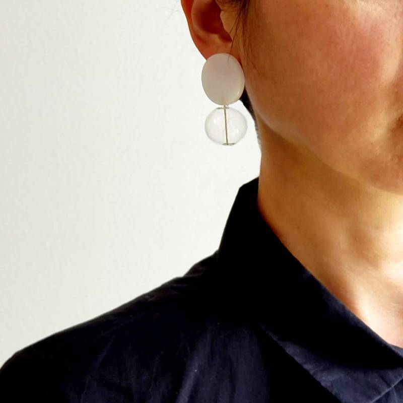 Kugelohrhänger Bw | Weiße Ohrringe, Kreis Minimale Gold, Moderner Schmuck, Kugel Schwarze Ohrringe von HyworksLA