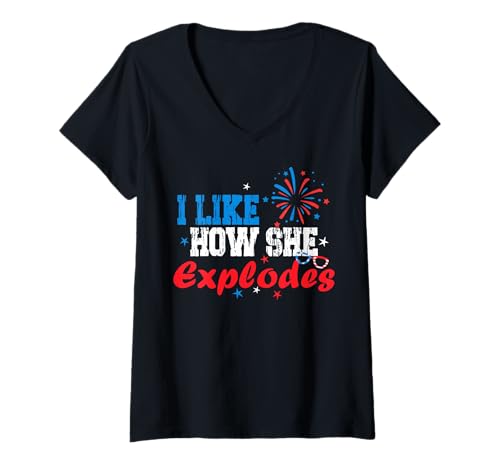 Damen 4. Juli Ich mag, wie sie Feuerwerk explodiert Lustiges Paar T-Shirt mit V-Ausschnitt Damen 4. Juli Ich mag, wie sie Feuerwerk explodiert Lustiges Paar T-Shirt mit V-Ausschnitt von I Like How She Explodes Tees Gifts Ideas