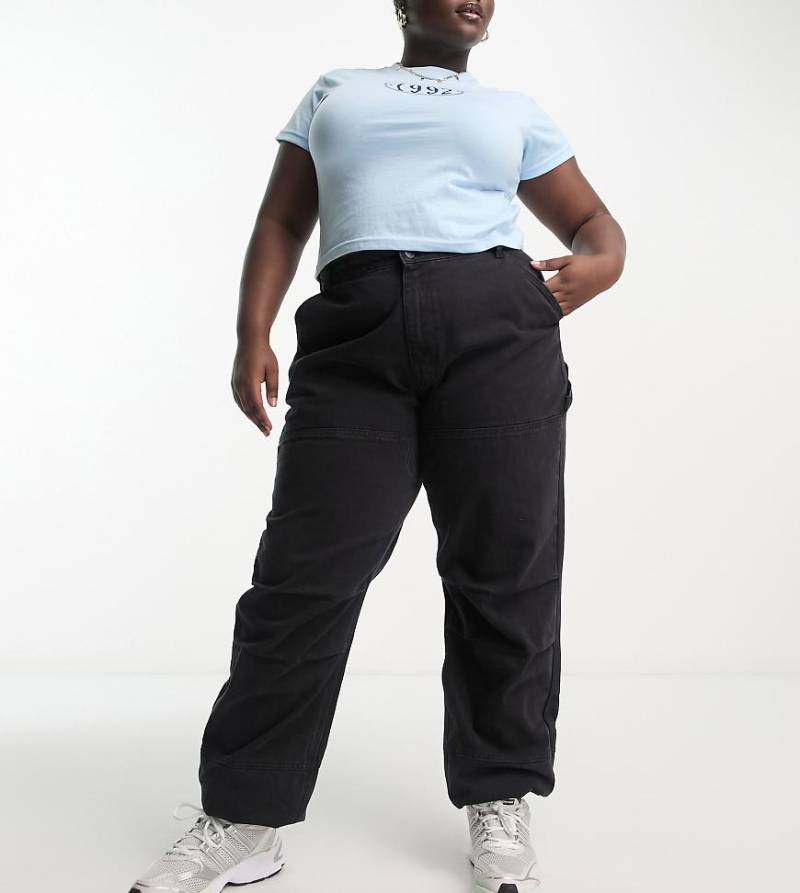 I Saw It First Plus - Exklusive Jeans-Jogginghose in schwarzer Waschung mit niedrigem Bund von I Saw It First Curve