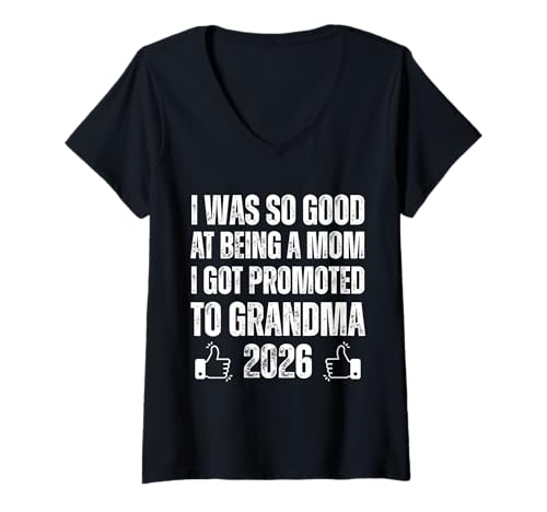 Damen Ich war so gut darin, Mutter zu sein, dass ich 2026 zur Oma befördert wurde T-Shirt mit V-Ausschnitt Damen Ich war so gut darin, Mutter zu sein, dass ich 2026 zur Oma befördert wurde T-Shirt mit V-Ausschnitt von I Was So Good At Being A Mom I Promoted To Grandma