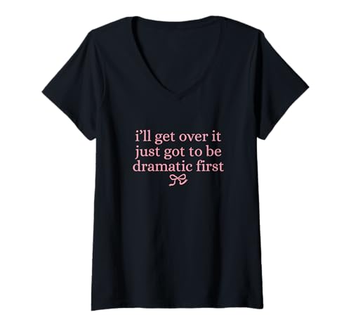 Damen Ich werde darüber hinwegkommen, muss nur dramatisch Sein, erste süße Bogengrafik T-Shirt mit V-Ausschnitt Damen Ich werde darüber hinwegkommen, muss nur dramatisch Sein, erste süße Bogengrafik T-Shirt mit V-Ausschnitt von I'll get over it just got be dramatic first