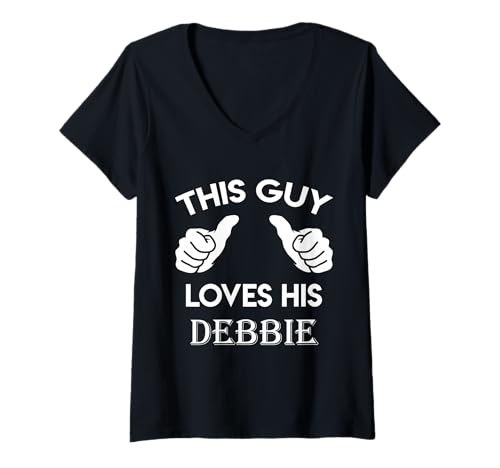Damen Dieser Kerl liebt Sein Debbie Geschenk Valentinstag Jahrestag 02t T-Shirt mit V-Ausschnitt Damen Dieser Kerl liebt Sein Debbie Geschenk Valentinstag Jahrestag 02t T-Shirt mit V-Ausschnitt von I love DEBBIE gift