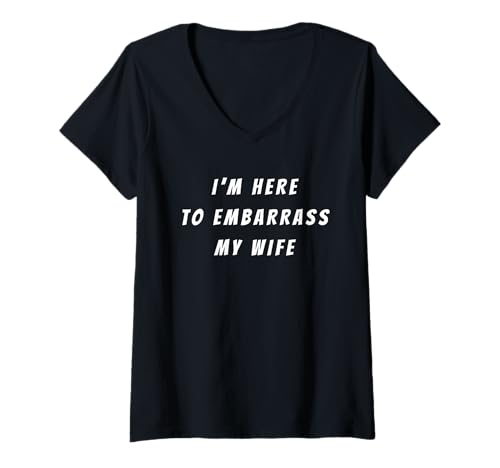 Damen Ich Bin nur Hier, um Meine Frau in Verlegenheit zu bringen Lustiger Ehemann Humor T-Shirt mit V-Ausschnitt Damen Ich Bin nur Hier, um Meine Frau in Verlegenheit zu bringen Lustiger Ehemann Humor T-Shirt mit V-Ausschnitt von I'm Just Here To Embarrass My Wife Funny Husband