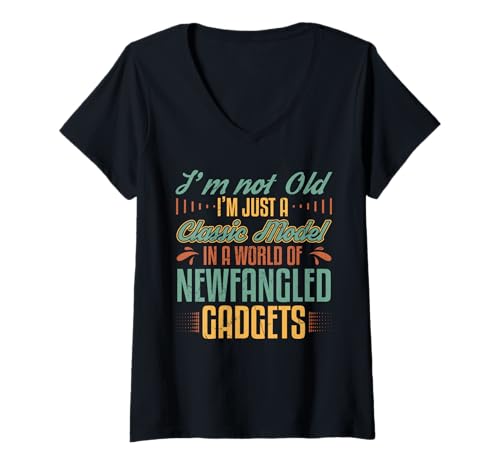 Damen Classic Model Not Old Zitat Retire Retro Humor Ruhestand T-Shirt mit V-Ausschnitt Damen Classic Model Not Old Zitat Retire Retro Humor Ruhestand T-Shirt mit V-Ausschnitt von I’m Not Old I’m Just a Classic Model Retirement