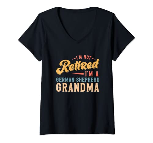 Damen Ich bin nicht im Ruhestand Ich bin ein Deutscher Schäferhund Oma T-Shirt mit V-Ausschnitt von I'm Not Retired I'm A German Shepherd Grandma
