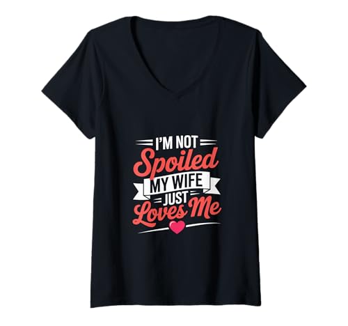 Damen Meine Frau verwöhnt mich zu sehr Nicht verwöhnt Meine Frau liebt mich einfach T-Shirt mit V-Ausschnitt Damen Meine Frau verwöhnt mich zu sehr Nicht verwöhnt Meine Frau liebt mich einfach T-Shirt mit V-Ausschnitt von I'm Not Spoiled My Wife Just Loves Me Shirt