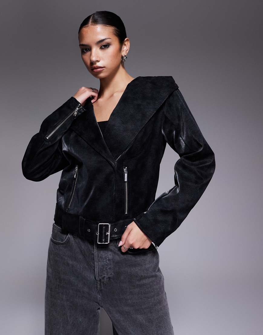 I. AM. GIA - Andromeda - Moto-Jacke aus Kunstleder in hochglänzendem Schwarz mit Oversize-Kapuze von I.AM.GIA