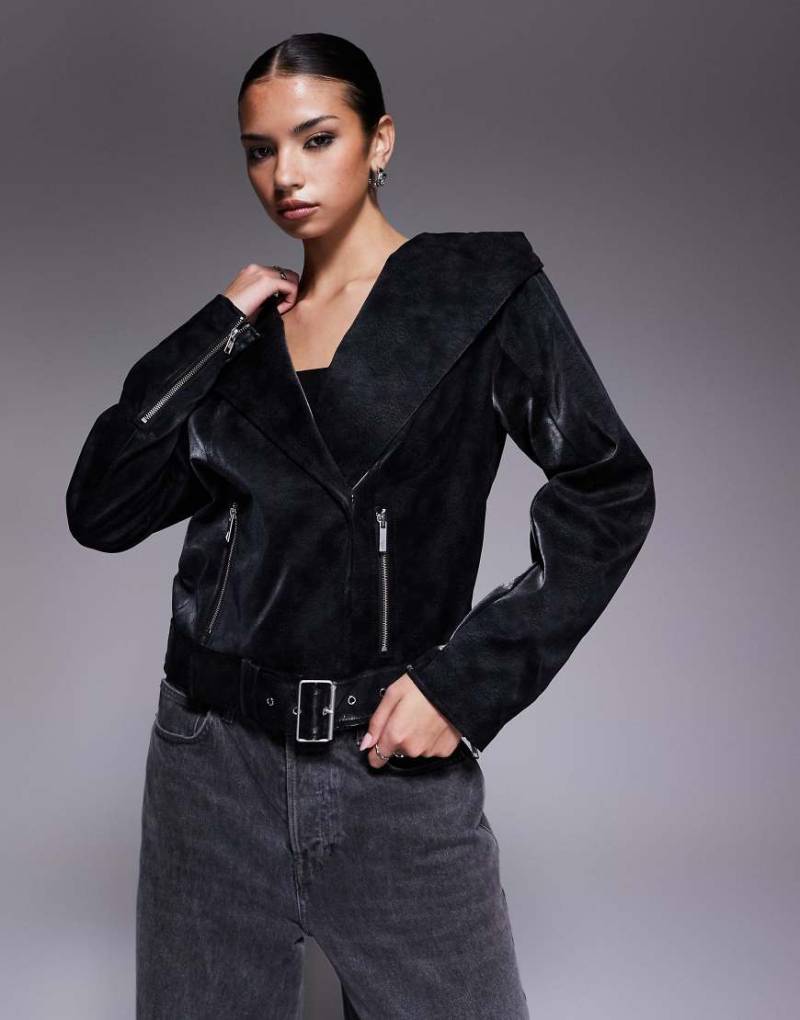 I. AM. GIA - Andromeda - Moto-Jacke aus Kunstleder in hochglänzendem Schwarz mit Oversize-Kapuze von I.AM.GIA