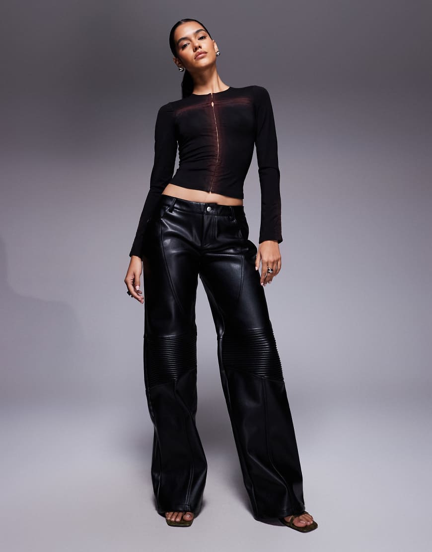 I. AM. GIA - Kristie - Gerade geschnittene Hose in schwarzer Lederoptik mit mittelhohem Bund und Ziernaht I. AM. GIA - Kristie - Gerade geschnittene Hose in schwarzer Lederoptik mit mittelhohem Bund und Ziernaht von I.AM.GIA