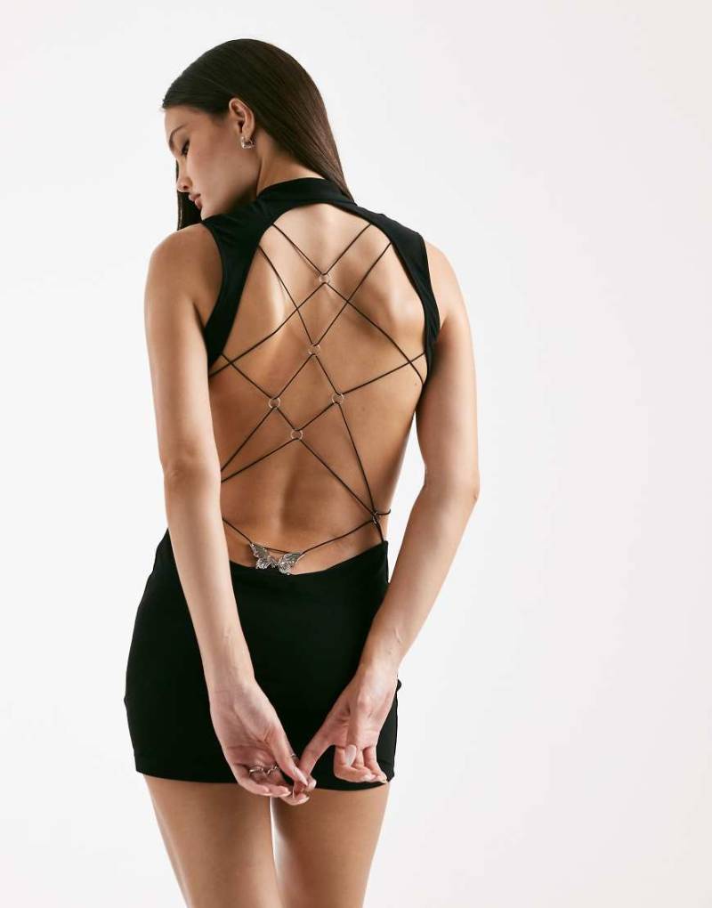 I. AM. GIA - Larisa - Figurbetontes Minikleid in Schwarz mit Schlüssellochausschnitt, Schmetterling-Metallverzierung und überkreuztem Rückenausschnitt von I.AM.GIA