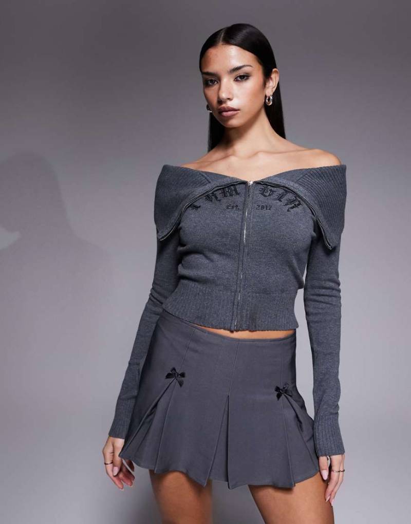 I. AM. GIA - Pullover in Grau mit geripptem Saum, umgeschlagenem Carmen-Ausschnitt, Logo-Detail und durchgehendem Reißverschluss von I.AM.GIA