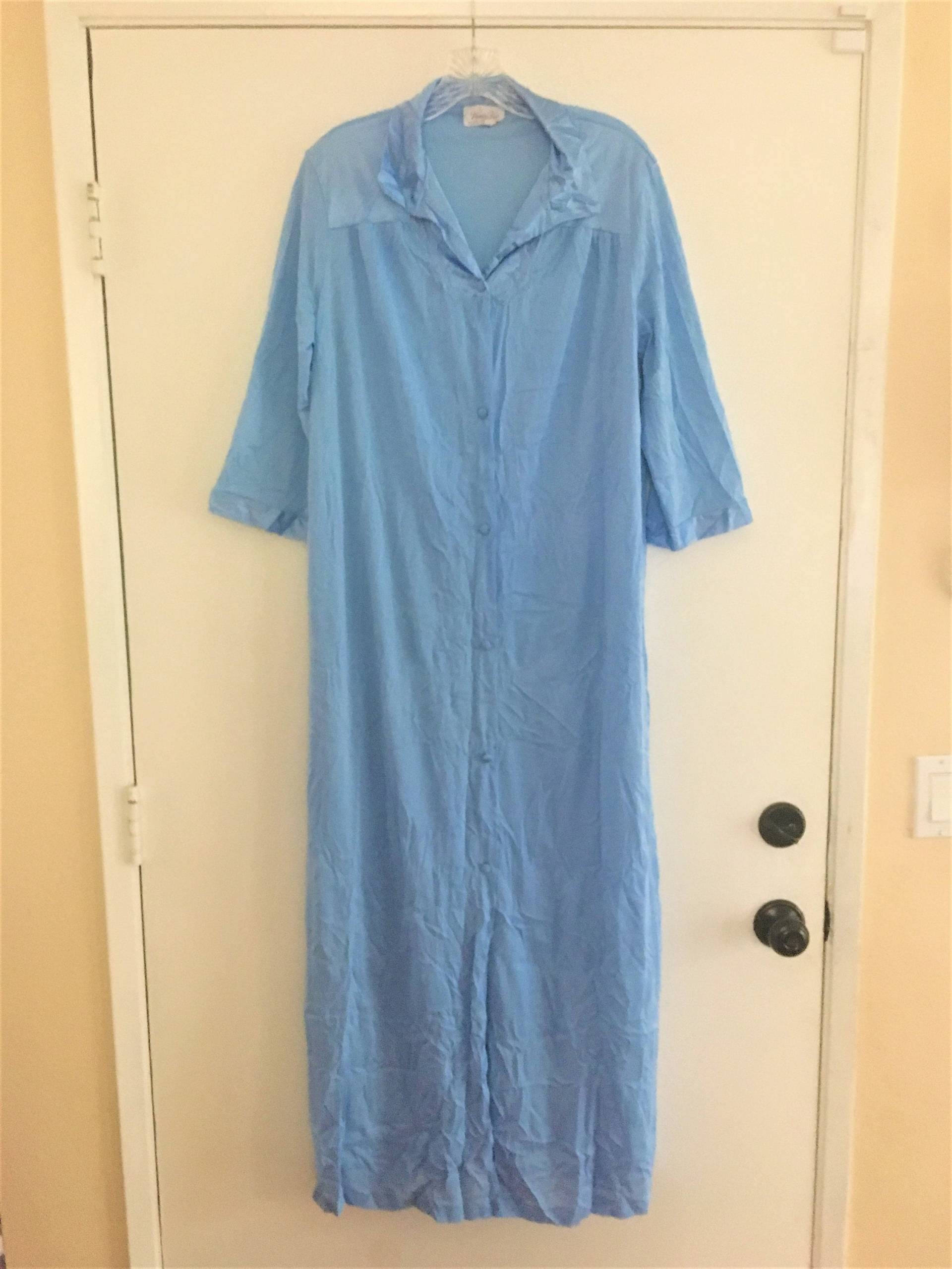 Vintage Eitelkeit Fair Blue Button-Down Robe Applikation Blumen M/L Kostenloser Versand Vintage Eitelkeit Fair Blue Button-Down Robe Applikation Blumen M/L Kostenloser Versand von IAdornThee