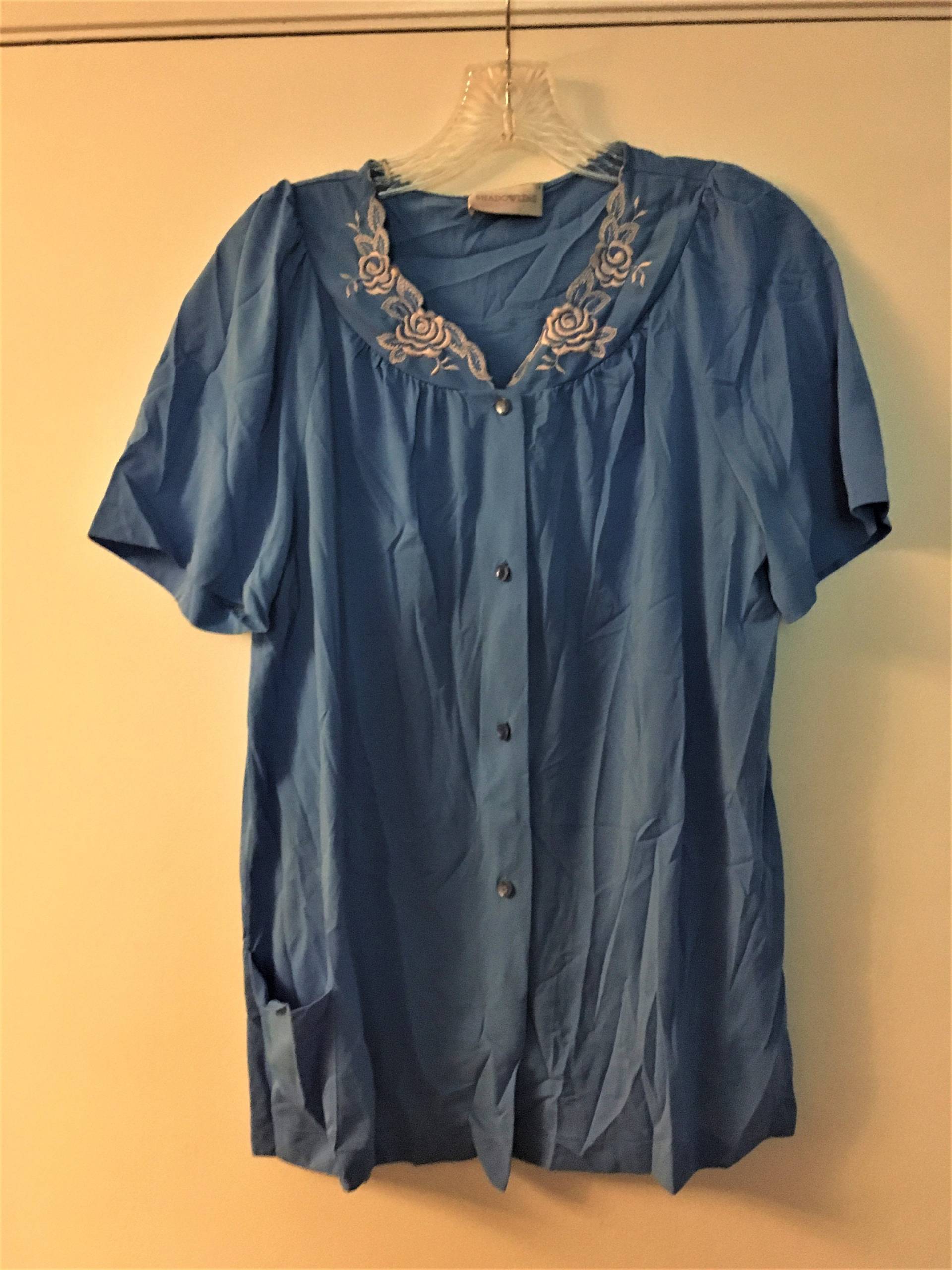 Vintage Shadowline Blau Pj Top Weiß Bestickt Blumen 36 Kostenloser Versand Vintage Shadowline Blau Pj Top Weiß Bestickt Blumen 36 Kostenloser Versand von IAdornThee