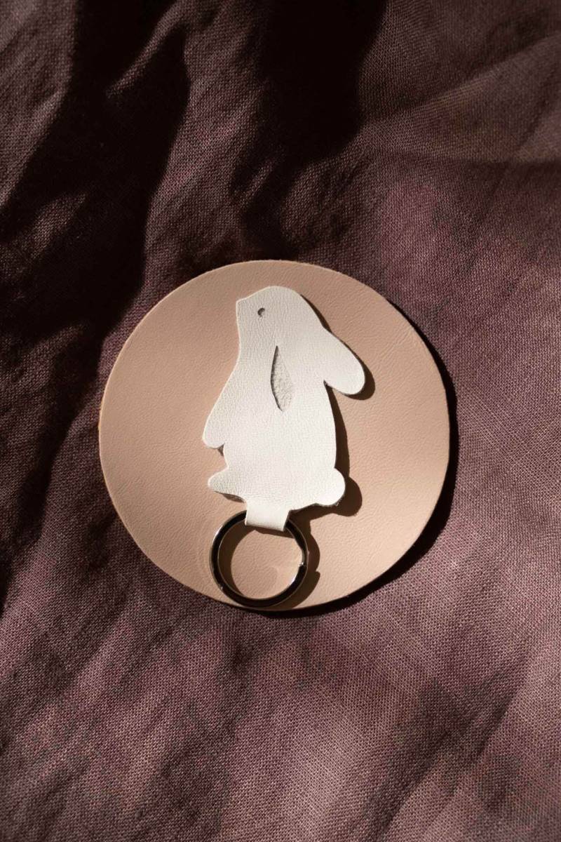Weißer Hase Schlüsselanhänger Aus Leder, Kleines Geschenk, Auto, Schlüsselanhänger, Ostergeschenk, Zimmerschlüsselanhänger Weißer Hase Schlüsselanhänger Aus Leder, Kleines Geschenk, Auto, Schlüsselanhänger, Ostergeschenk, Zimmerschlüsselanhänger von IBMinimalistStitches