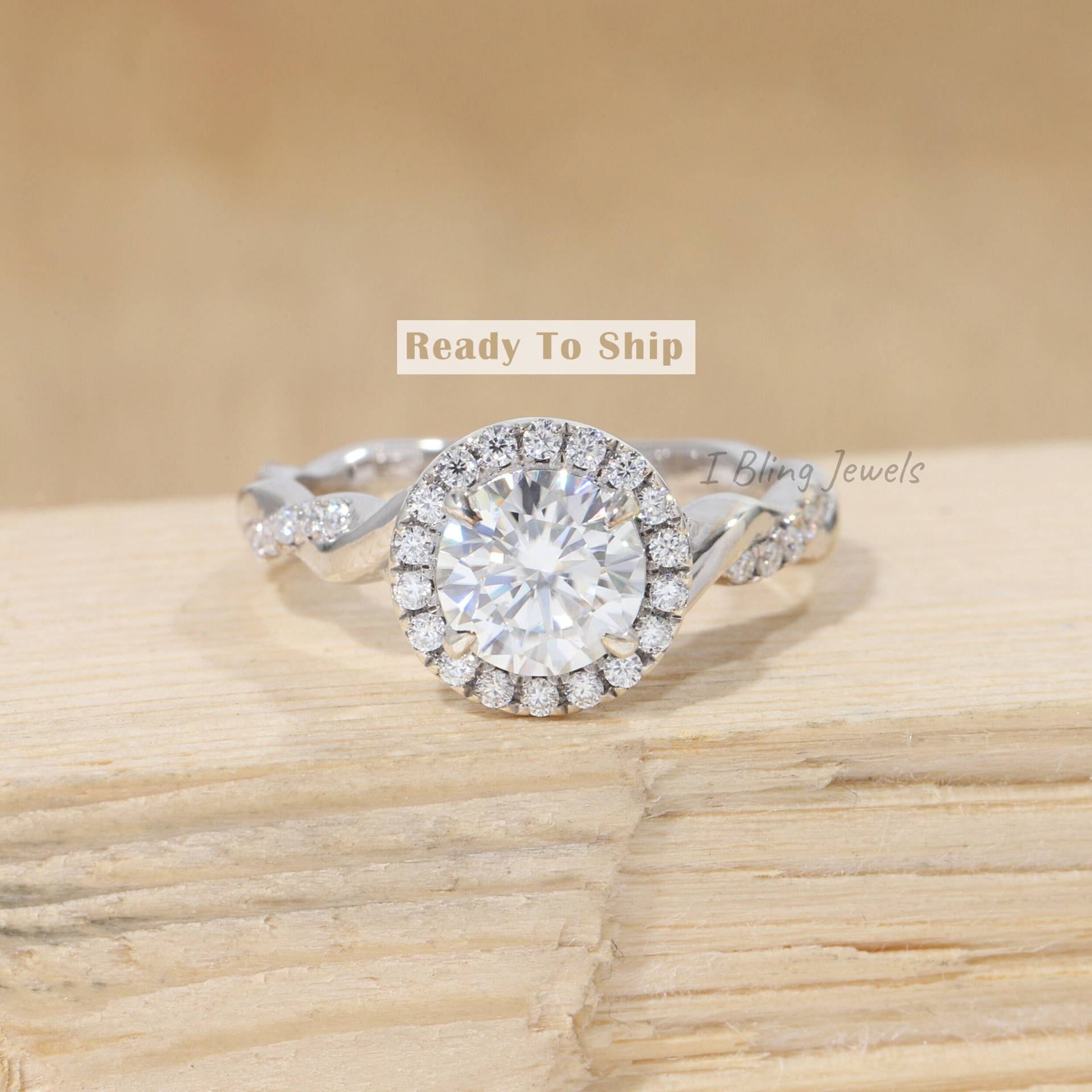 1.25Ct Farblos Runder Moissanite Ring/Heiligenschein Ehering Verdrehter Schaft Verlobungsring Damen Geschenkring Für Ihren Besten Freund von IBlingJewels