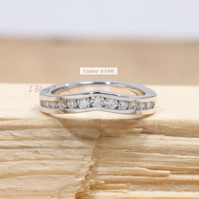 14K Weißgold Moissanite Chevron Ring/Perfekter Passender V-Form Stapelbares Hochzeitsgeschenk Band Channel Set Curved von IBlingJewels