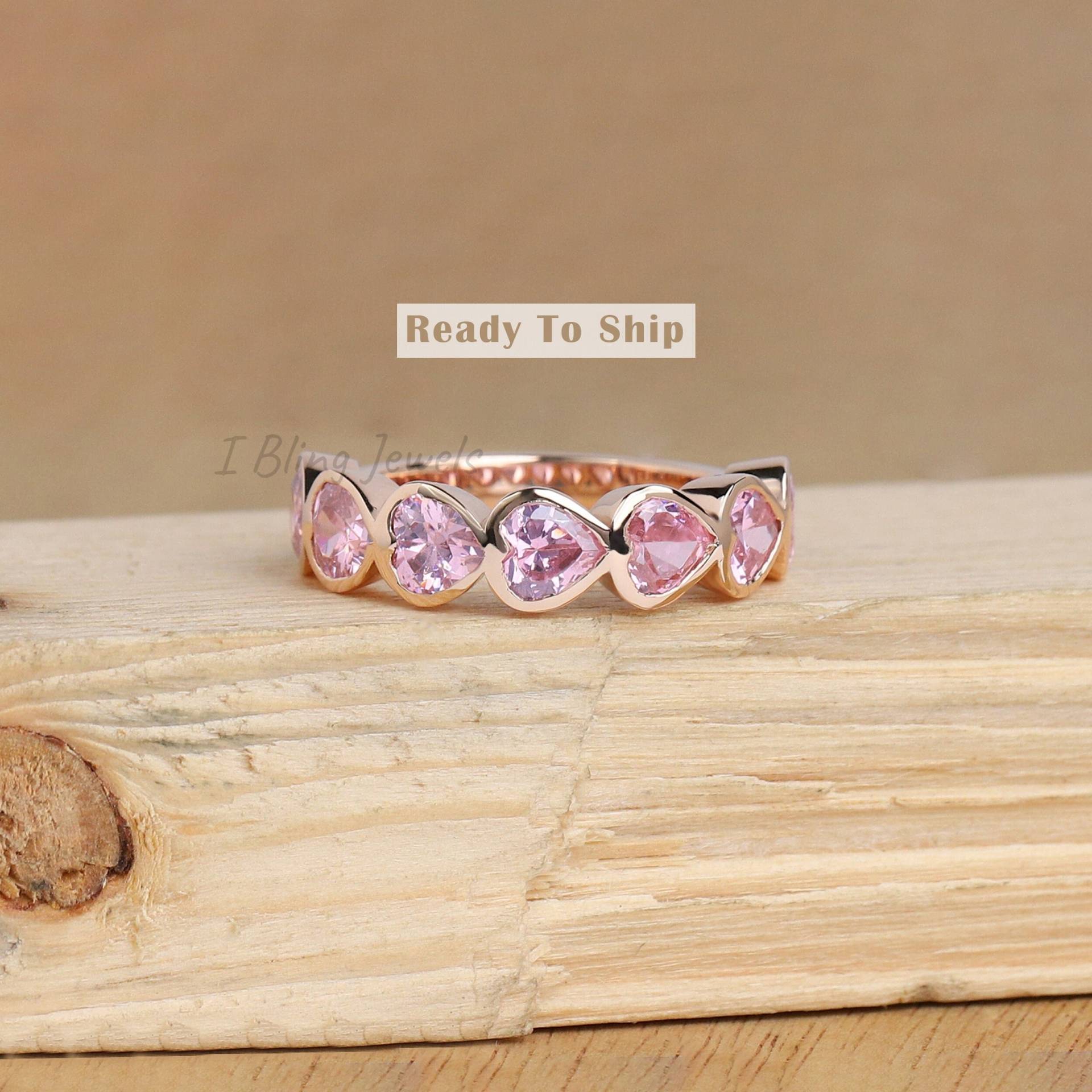 5.00 Mm Pink Heart Cut Diamant Ehering/14K Rose Gold Bezel Set Band Herz Vorschlag 7 Stein Fancy Form von IBlingJewels