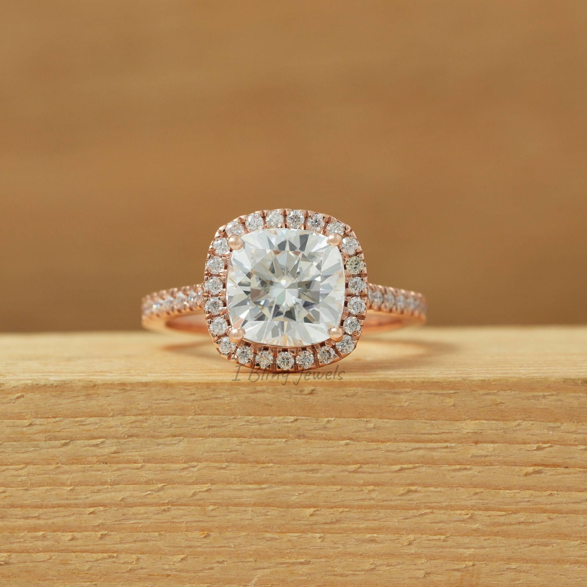 Kissen Halo & Akzent Stein Verlobungsring/Moissanite Ehering 2.20Ct Farbloses 10K Rose Gold Ring von IBlingJewels