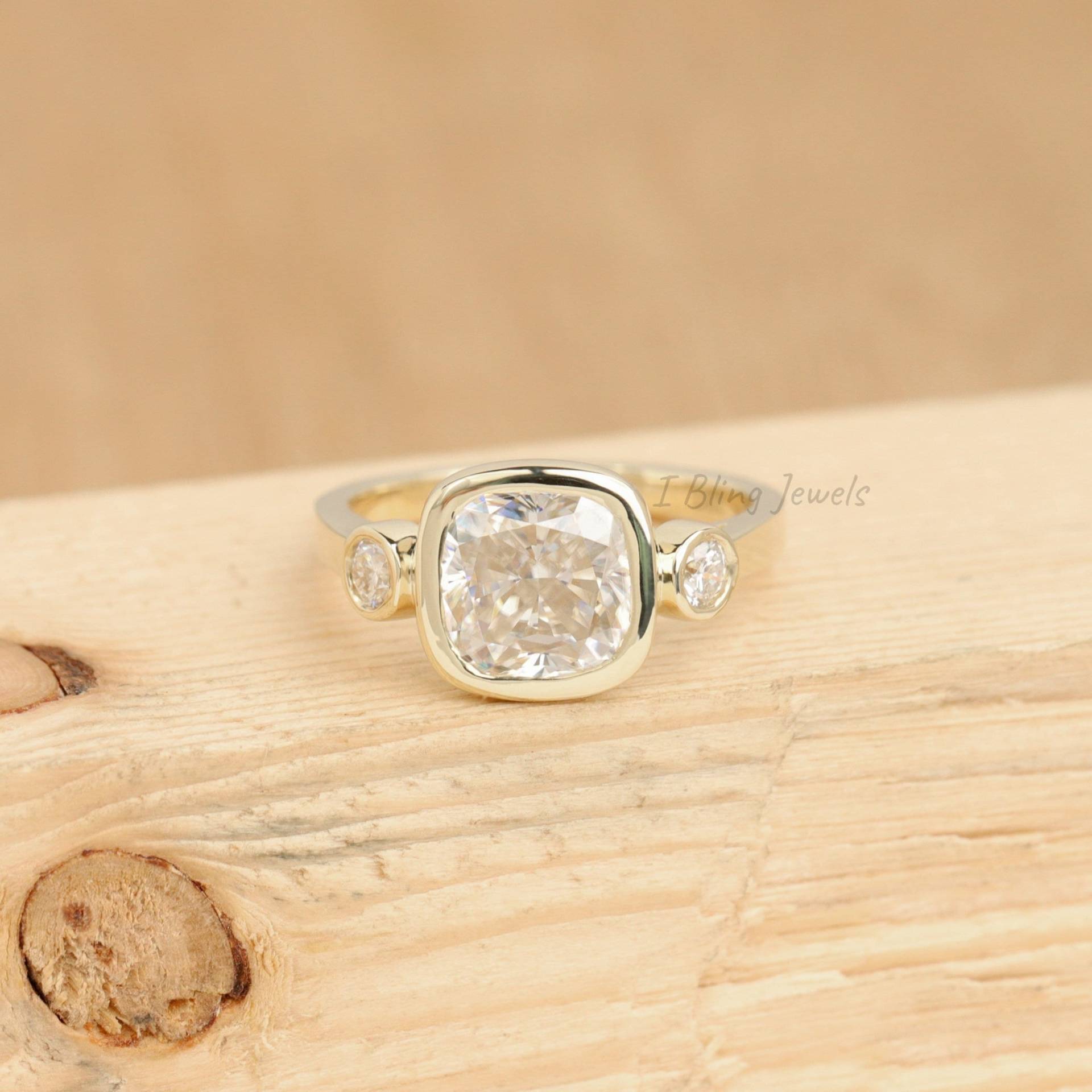 Moissanit Bezel Set Ring/Farbloses Kissen & Runder Drei Stein Ehering Farbloser Verlobungsring von IBlingJewels