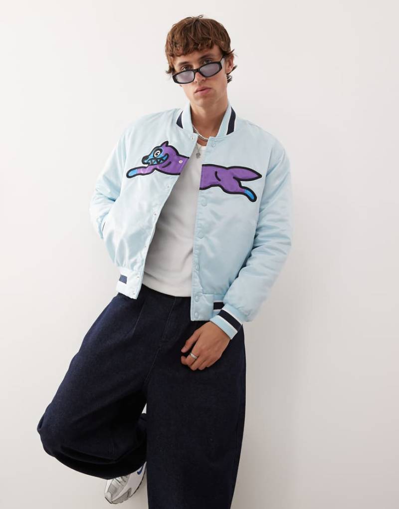 ICECREAM - College-Jacke aus Satin in Hellblau mit „Running Dog"-Print von ICECREAM