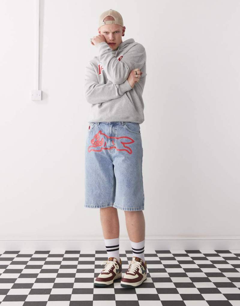 ICECREAM - Denim-Shorts in hellblauer Waschung mit „Running Dog"-Print von ICECREAM