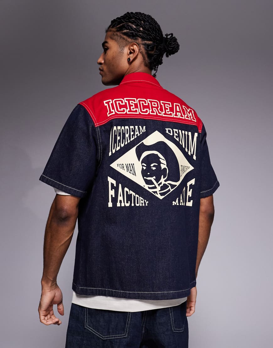 ICECREAM - Industriell gefertigtes, kurzärmliges Hemd im Workwear-Stil aus Denim in Indigoblau und Rot von ICECREAM