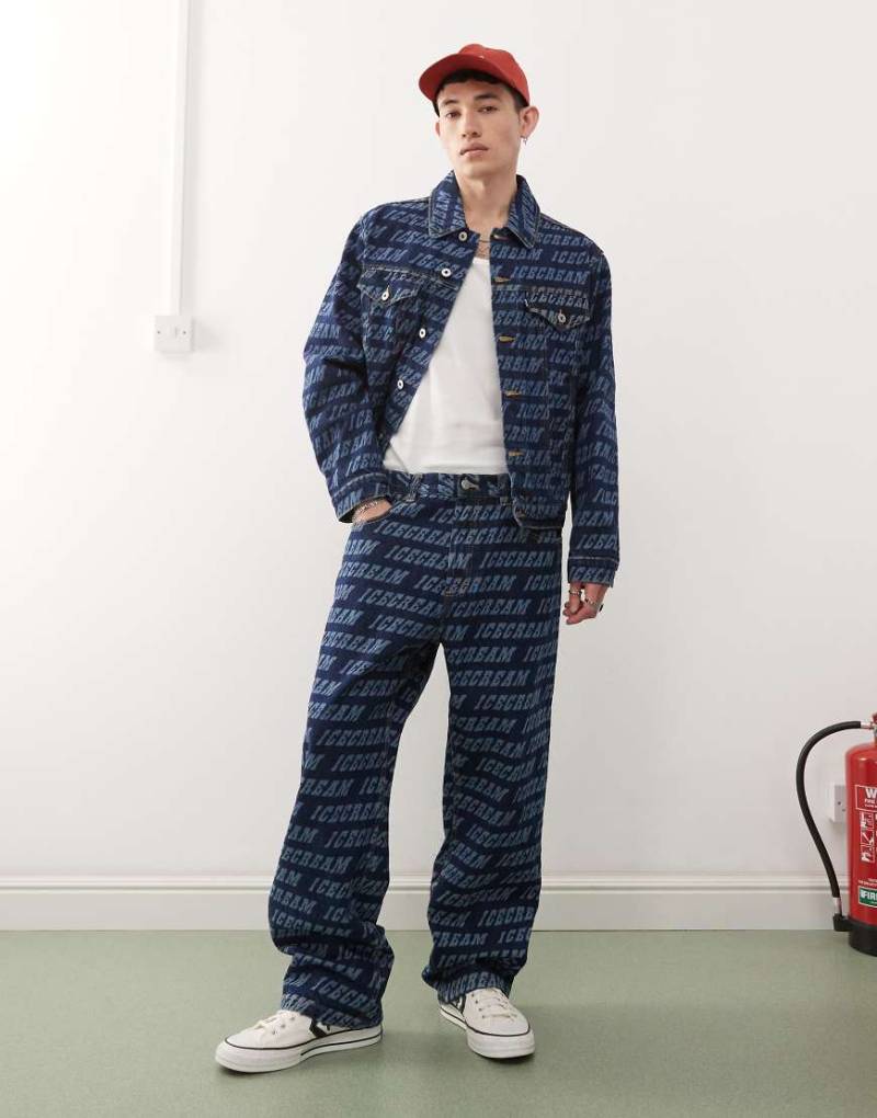ICECREAM - Jeans in mittelblauer Waschung mit Monogramm-Muster, Kombiteil von ICECREAM