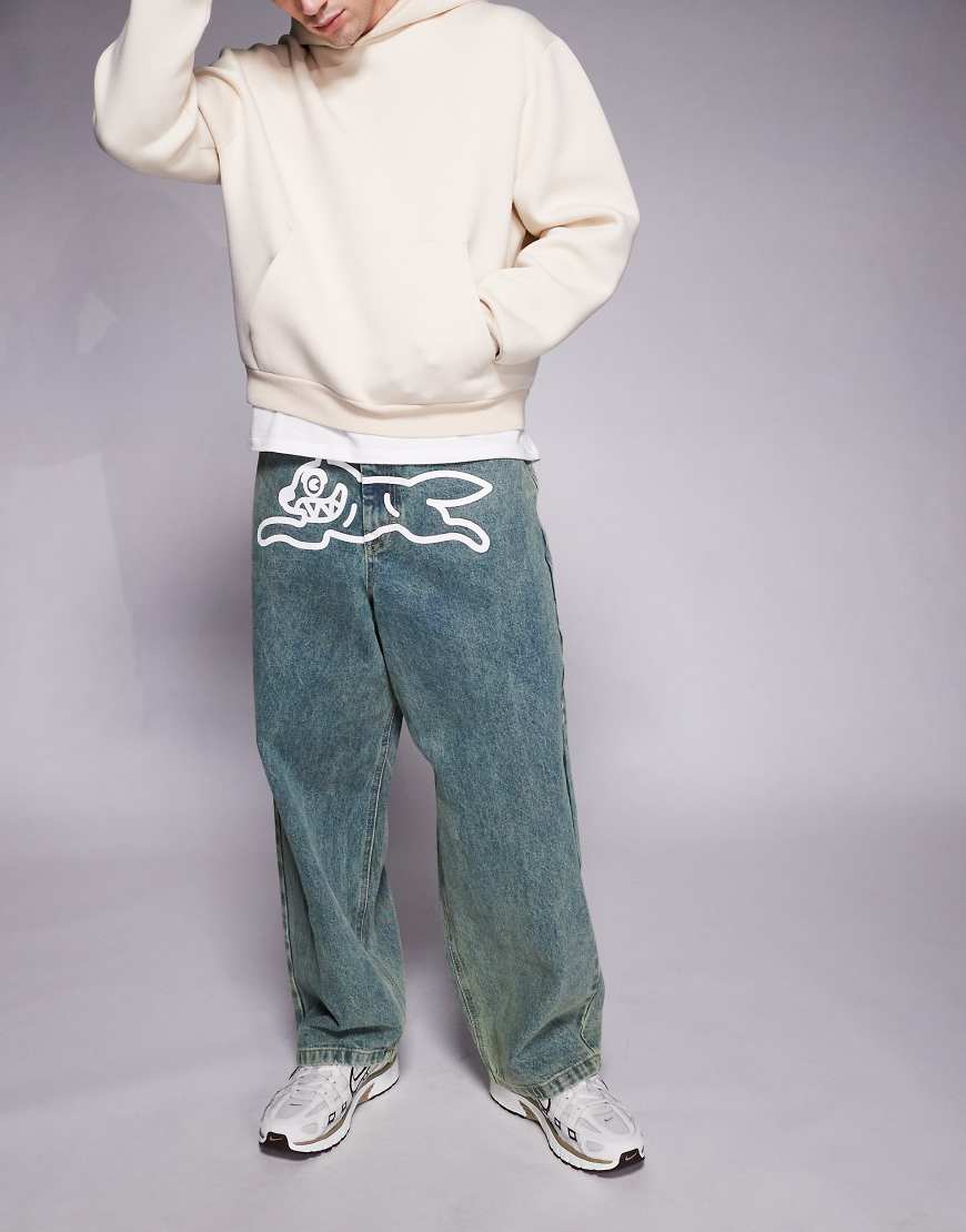 ICECREAM - Triple Scoop - Weite Denim-Jeans in blauer Vintage-Waschung mit Running Dog-Print von ICECREAM