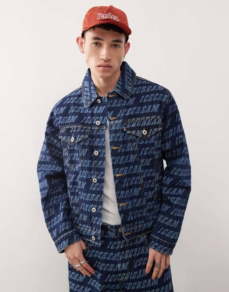 ICECREAM - Trucker-Jeansjacke in mittelblauer Waschung mit Monogramm-Muster, Kombiteil von ICECREAM