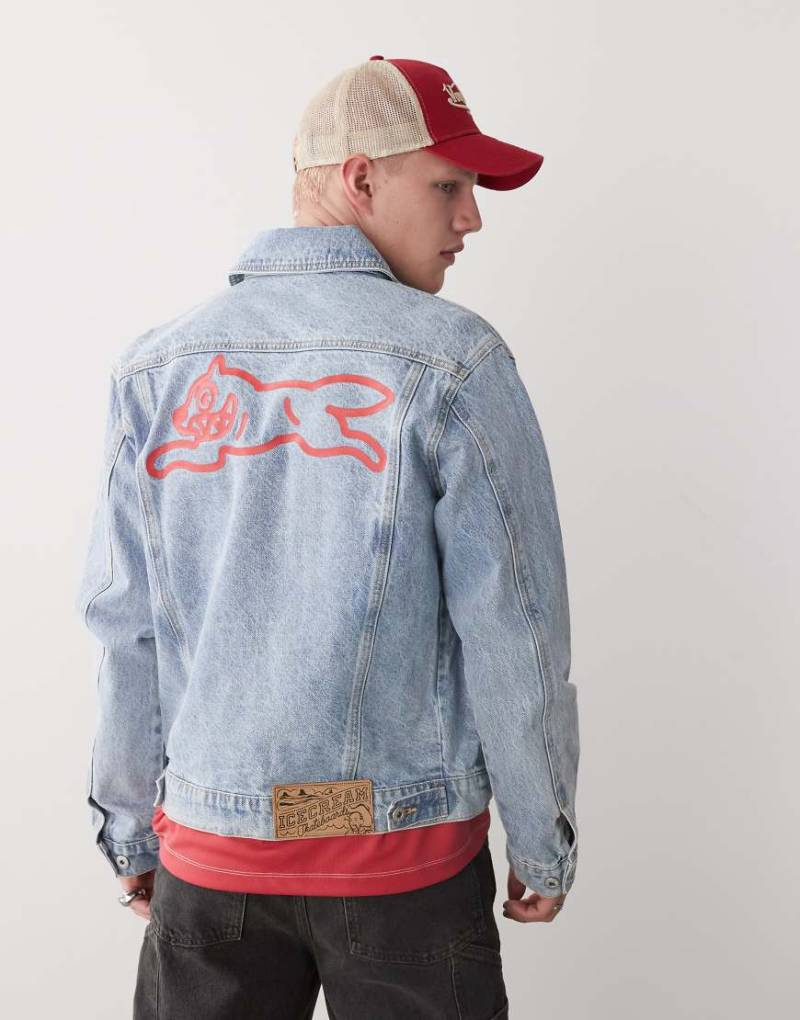 ICECREAM - Truckerjacke aus Denim in hellblauer Waschung mit „Running Dog"-Rückenprint von ICECREAM