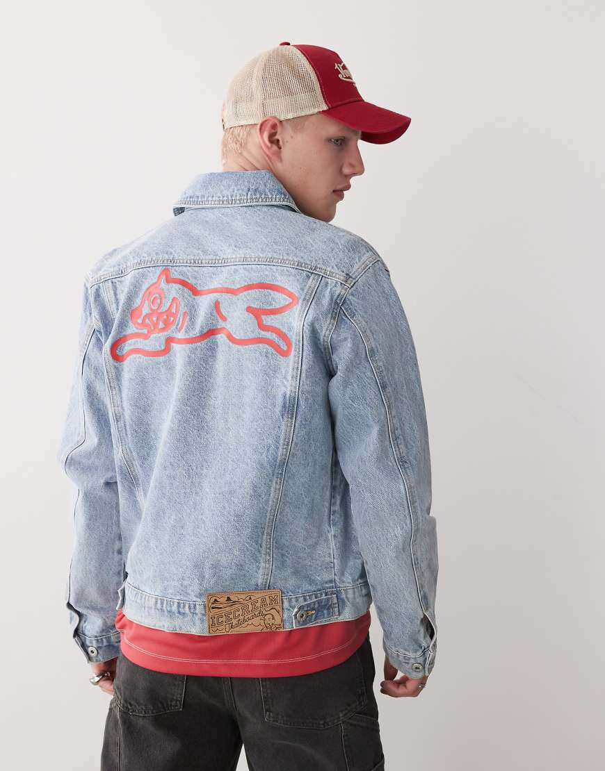 ICECREAM - Truckerjacke aus Denim in hellblauer Waschung mit „Running Dog"-Rückenprint ICECREAM - Truckerjacke aus Denim in hellblauer Waschung mit „Running Dog"-Rückenprint von ICECREAM
