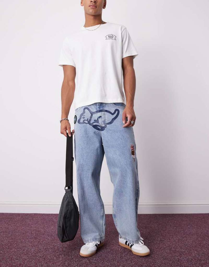 Ice Cream - Triple Scoop - Weite Jeans in blauer Vintage-Waschung mit Running Dog-Grafik von ICECREAM