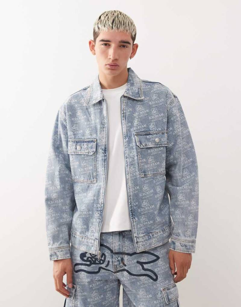 Icecream - Truckerjacke aus Denim in hellblauer Waschung mit wiederholtem Running Dog-Print, Kombiteil von ICECREAM