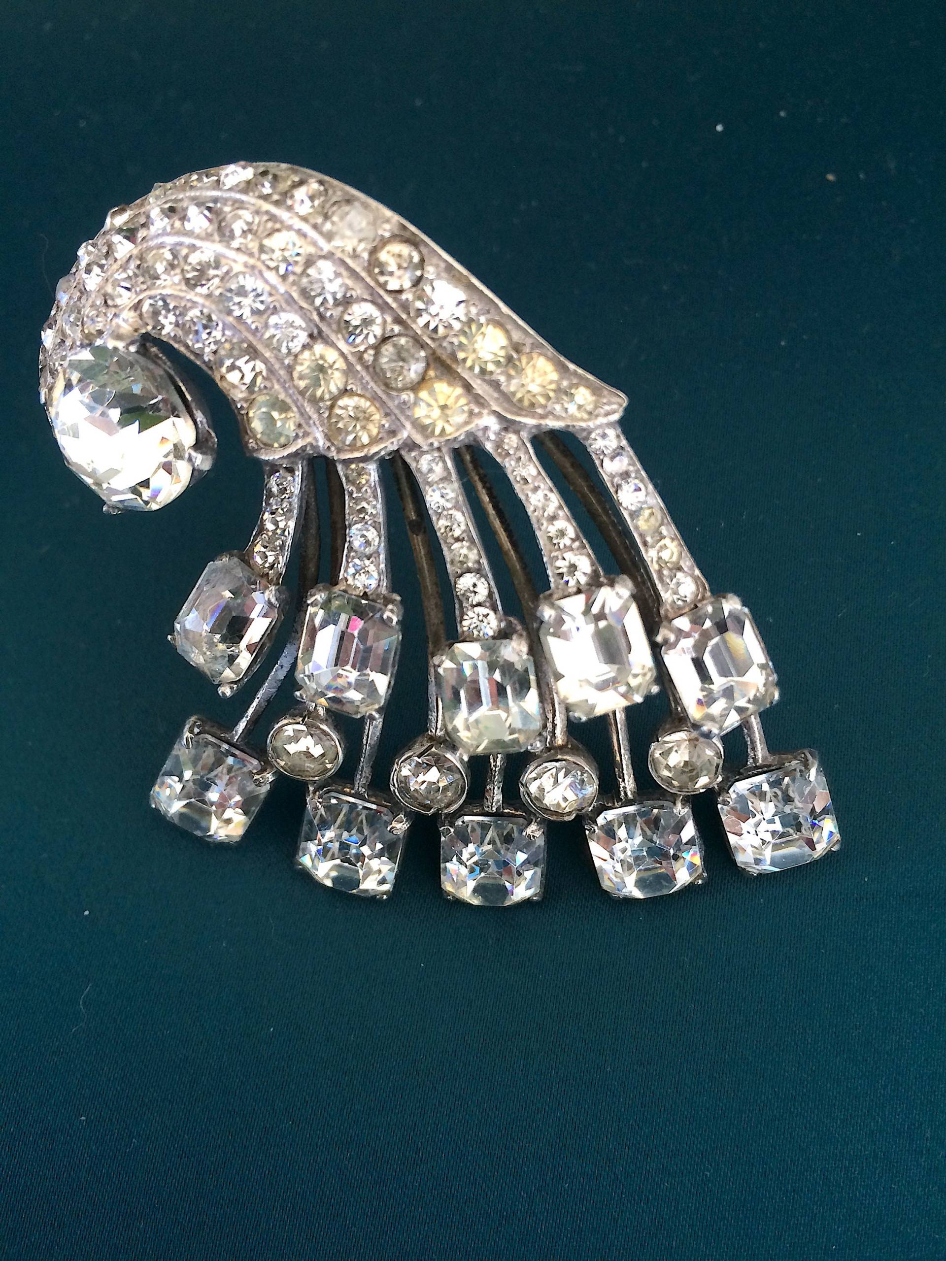 Eisenberg "E' Anfang Der 40Er Jahre Sterling Mid Century Floral Spray Clip. Octagons & Chaton Ice Swarovski Strasssteine. Signiert Script E, Sterling Eisenberg "E' Anfang Der 40Er Jahre Sterling Mid Century Floral Spray Clip. Octagons & Chaton Ice Swarovski Strasssteine. Signiert Script E, Sterling von ICEPALACEVINTAGE