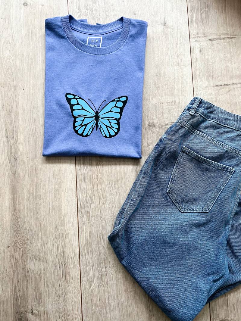 Oversized T-Shirt Butterfly | Grafik Schmetterling Locker Geschnitten Lila Oversized T-Shirt Butterfly | Grafik Schmetterling Locker Geschnitten Lila von ICYOFFICAL