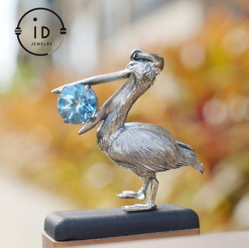 Pelikan Anhänger Mit Blauem Topas in 925 Silber, Handgefertigter Tierschmuck Im Märchenstil, Geschenkidee Für Naturliebhaber von IDJewelryDE