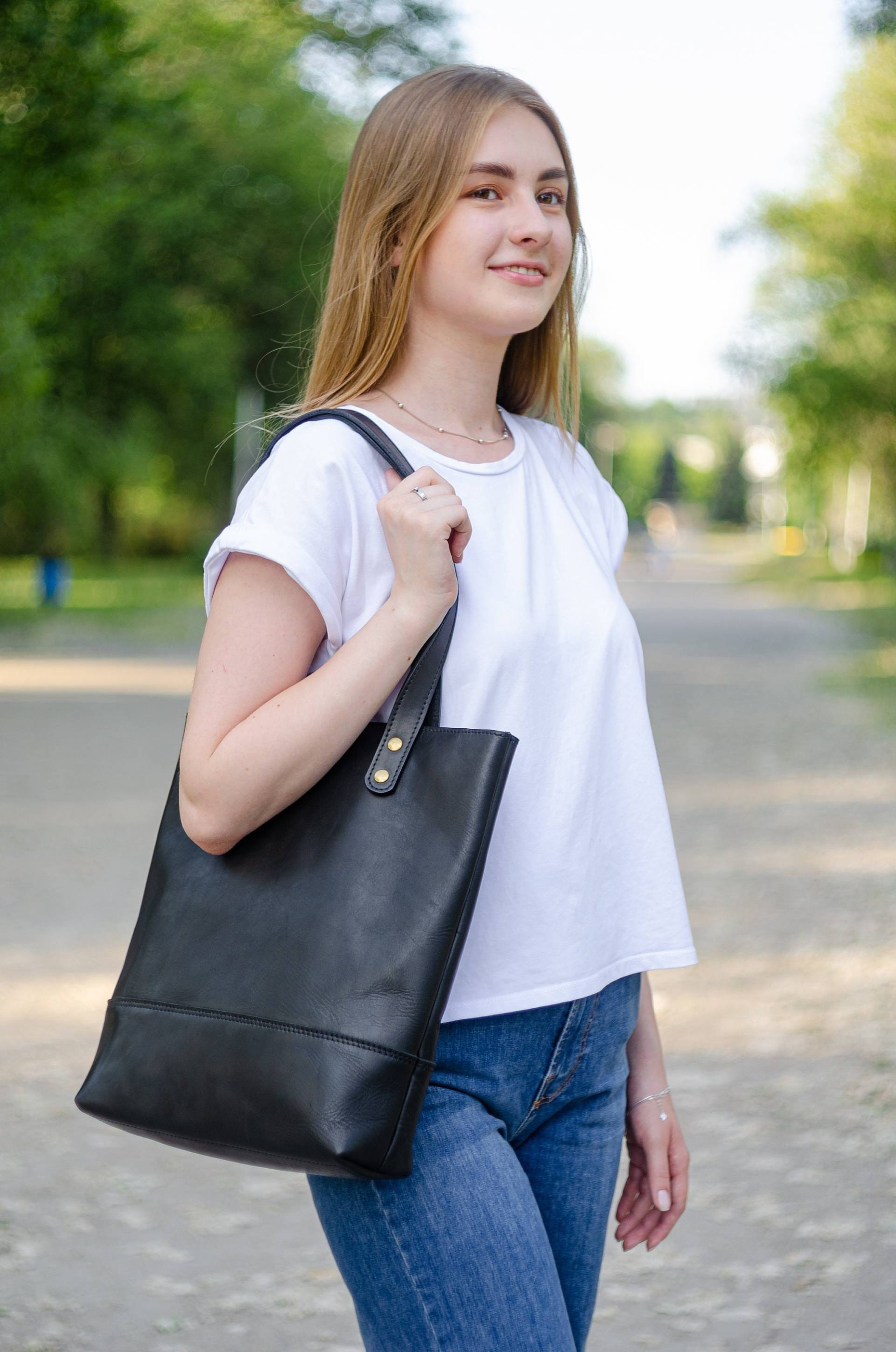 Schwarze Leder Einkaufstasche, Umhängetasche, Geldbörse Crossbody, Markttasche, Damen Vollnarbenleder Tasche von IDLeatherUA