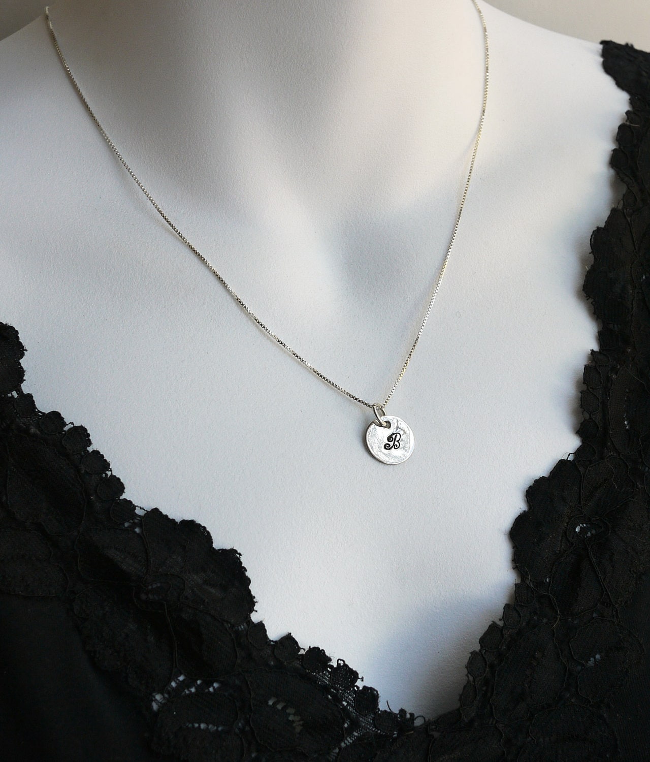 sterling Silber Initial Charm Halskette Personalisiert Von I Heart This sterling Silber Initial Charm Halskette Personalisiert Von I Heart This von IHeartThis