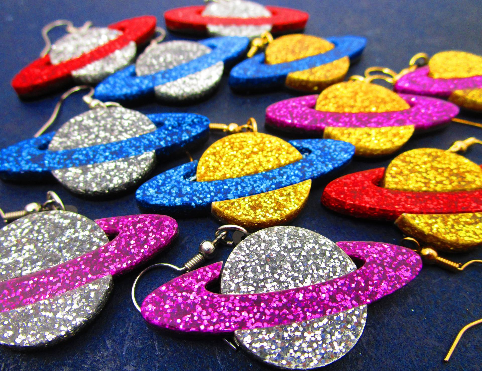Große Glitter Saturn Ring Planeten Baumeln Ohrringe, Weltraum Galaxy Ringed Planet Mond Statement Ohrringe Große Glitter Saturn Ring Planeten Baumeln Ohrringe, Weltraum Galaxy Ringed Planet Mond Statement Ohrringe von IJSY