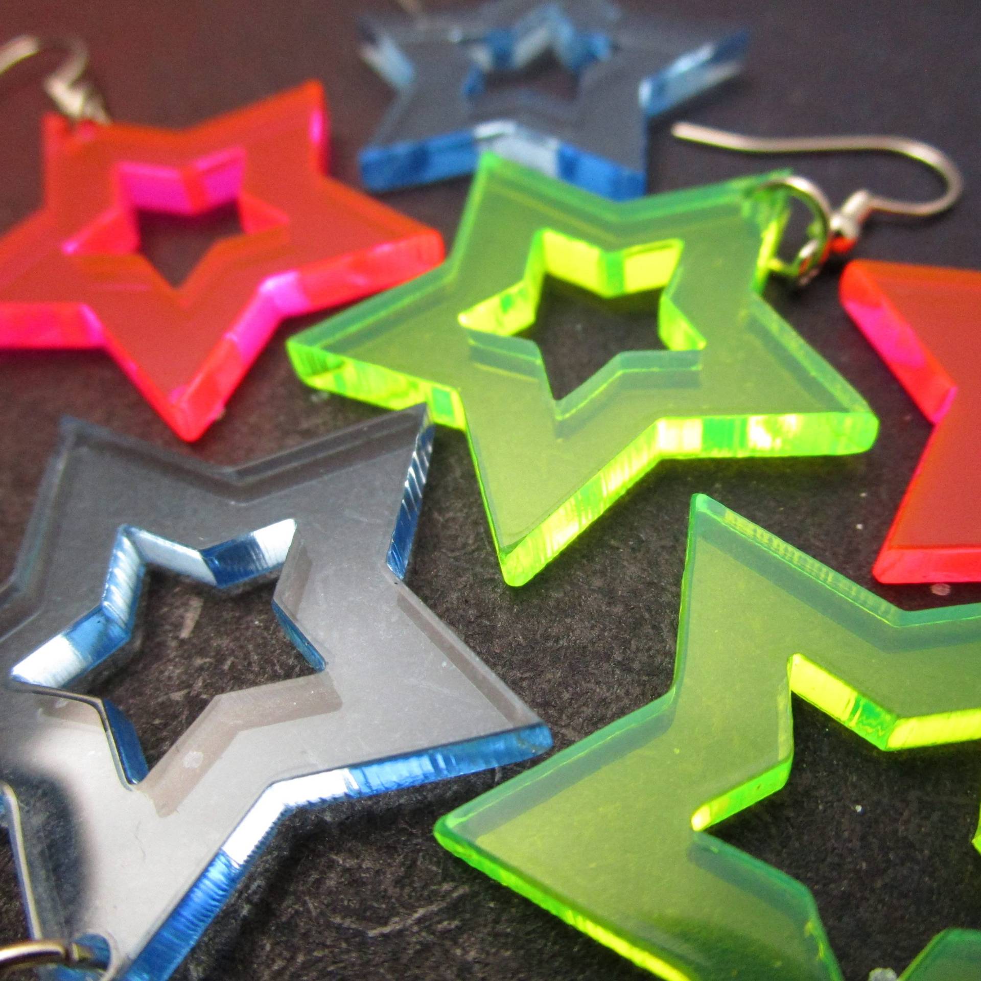 Leuchtet in Schwarzlicht - 80Er Neon Star Rave Ohrringe, Stern Cutout Ohrringe Jahre Pink, Grün & Blau Ohrhänger Schmuck Leuchtet in Schwarzlicht - 80Er Neon Star Rave Ohrringe, Stern Cutout Ohrringe Jahre Pink, Grün & Blau Ohrhänger Schmuck von IJSY