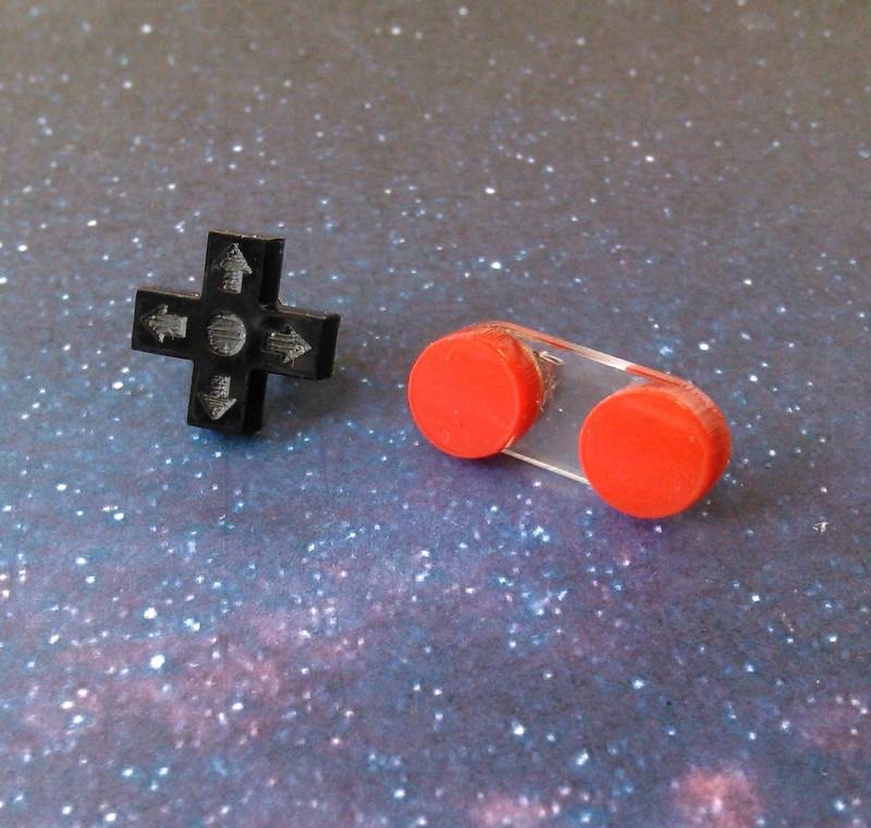 Retro Videospiel Controller Knopf D-Pad Ohrstecker, Vintage Gamer Mädchen Geschenk, Mismatch Ohrringe von IJSY