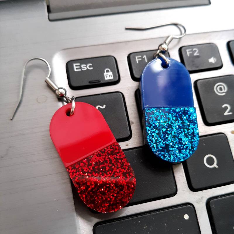 Rote Und Blaue Pille Glitzer Mismatch Paar Große Ohrringe, Matrix Film Inspiriert Hacker Coder Neo Dreiheit Cosplay Kostüm Schmuck von IJSY