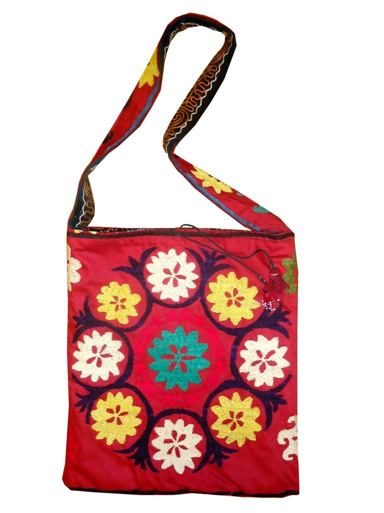 Reversible "Flower Power' Rot Und Schwarz Vintage Baumwolle Suzani Hand Bestickt Crossbody Tote Schulter Boho Tasche Reversible "Flower Power' Rot Und Schwarz Vintage Baumwolle Suzani Hand Bestickt Crossbody Tote Schulter Boho Tasche von IKATSUZANI